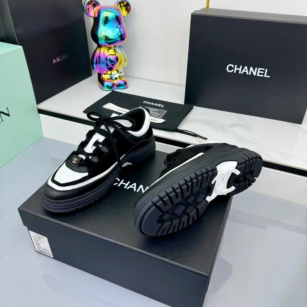 👟👟Ex-factory price 600👟👟 CHANEL 25C early autumn vacation style new casual shoes. A pair of comfortable shoes can reduce the fatigue on your feet. The new style is very versatile, whether it is daily wear or a sister party. It can be easily used for commuting in the workplace, outdoor sports and various occasions. It can increase the height, straighten the legs, modify the shape of the feet, is comfortable and comfortable without rubbing the feet, and has good breathability. It can also be worn in summer. Office workers can also easily own it when wearing it. The fabric is pebbled cowhide + plaid pad to show off sheepskin. The original open-molded rubber foam outsole! size: 35-40 (41 customized, non-refundable and non-exchangeable) 👉